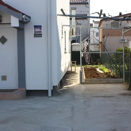 Jacqueline アパート ザダル